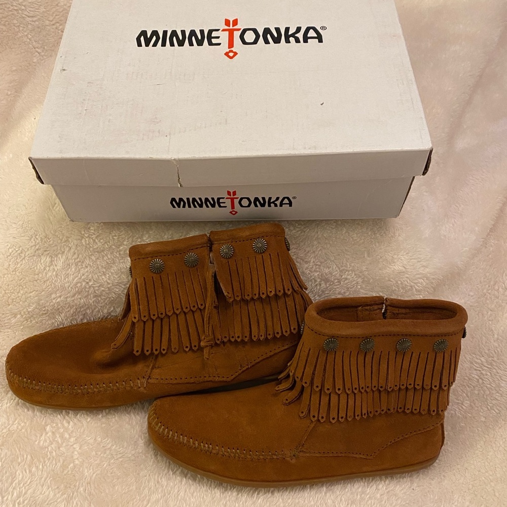 NWT Minnetonka Women’s Double Fringe Side Zip Boot Size 9.5